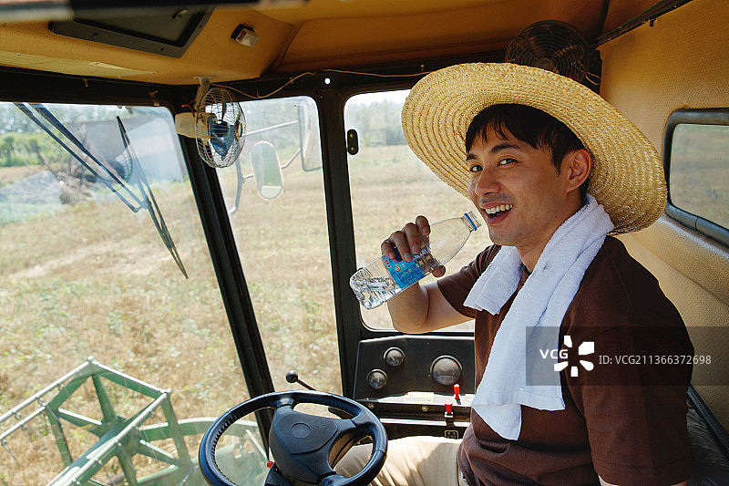 农民驾驶收割机图片素材