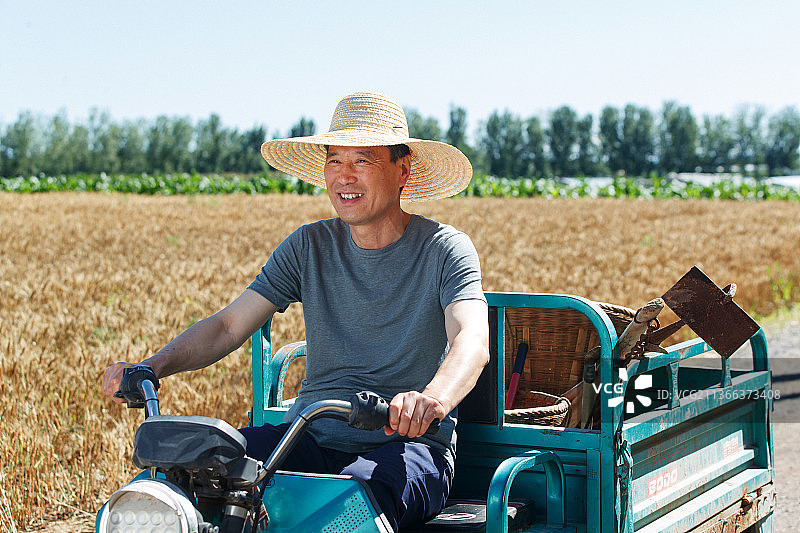 驾驶三轮车的农民图片素材