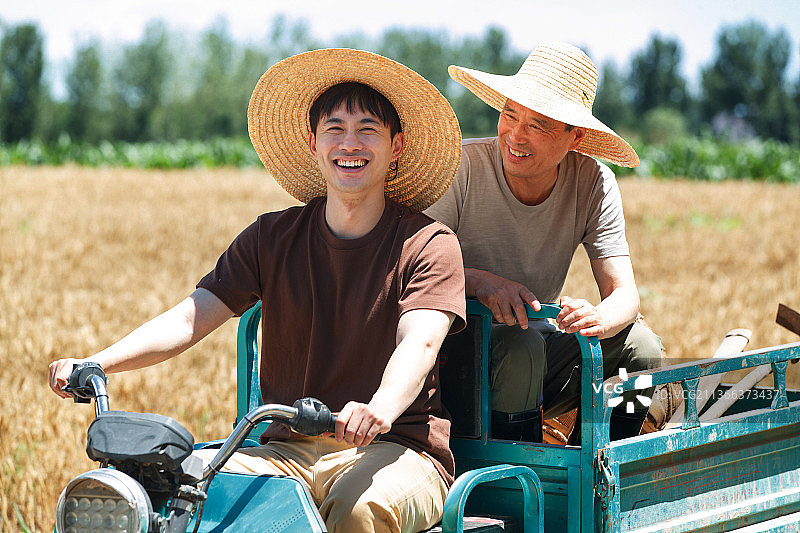 驾驶三轮车的农民图片素材