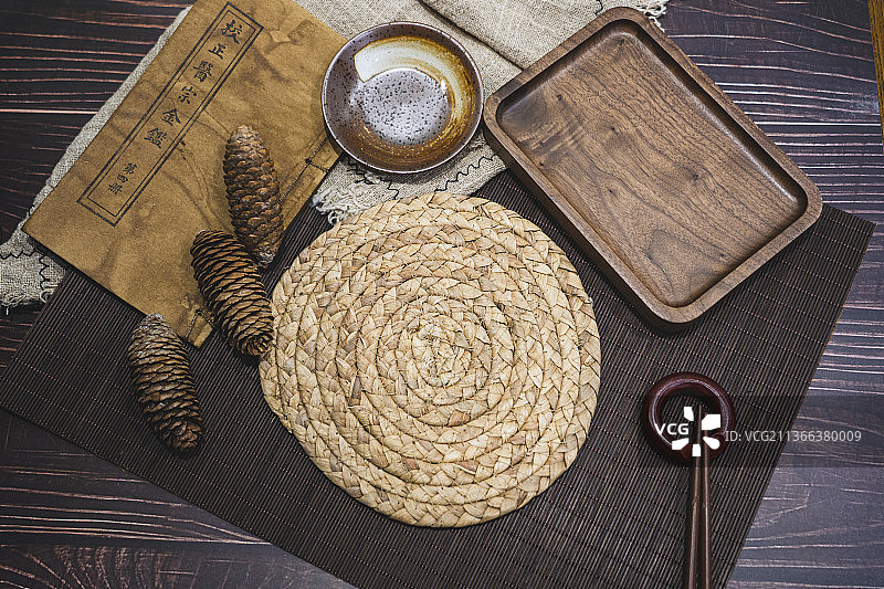 放在桌子上的食材与药品图片素材