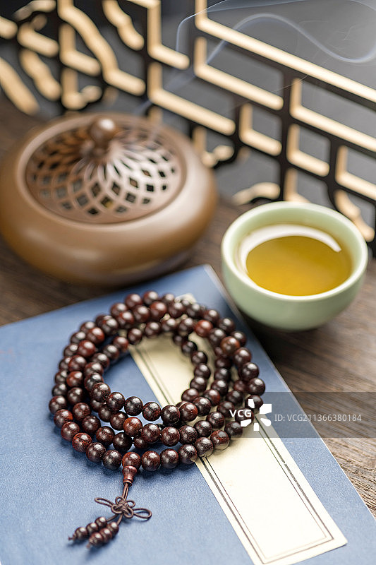 小叶紫檀手串佛珠特写古窗棂木桌面图片素材