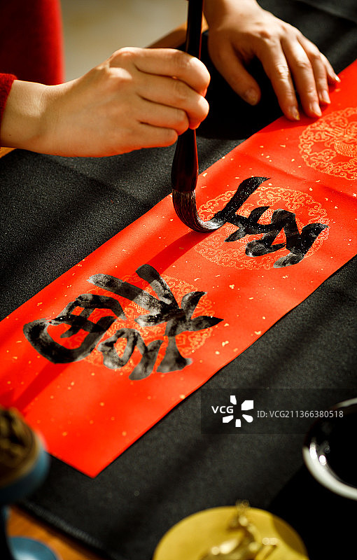 新年传统活动写对联图片素材