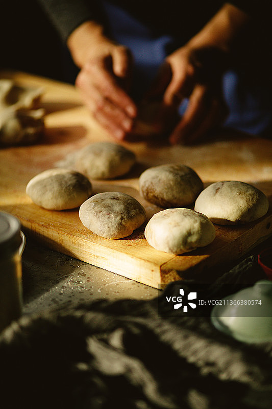 在案板上排列整齐的面团图片素材