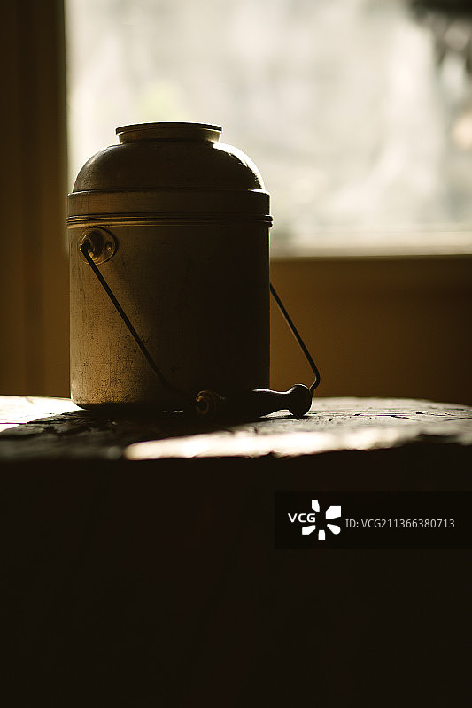 放在桌子上的小桶图片素材