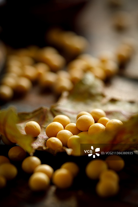 装在木质篮子中的黄豆图片素材