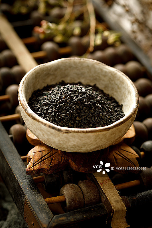 装在木质碟子中的黑芝麻图片素材