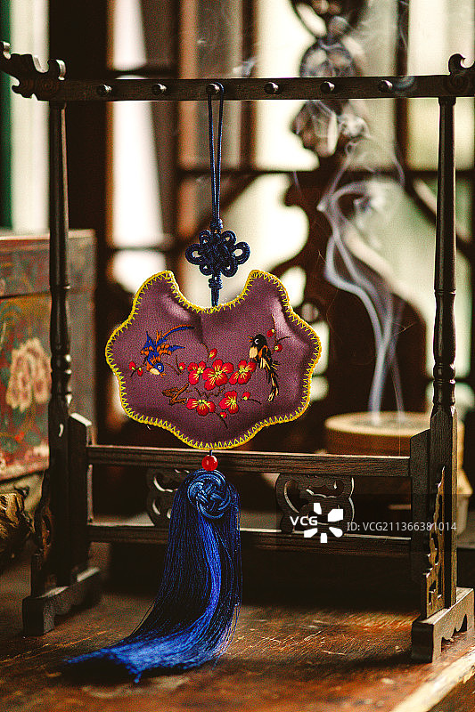 手工刺绣流苏荷包袋图片素材