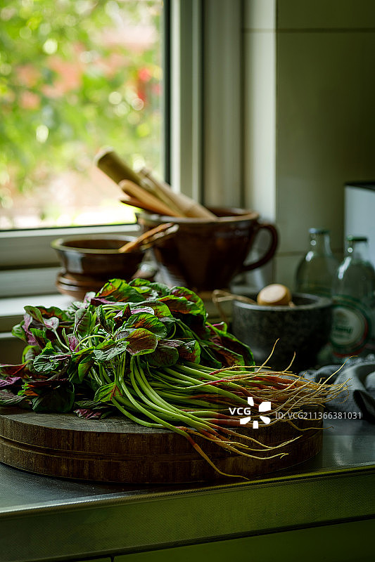 案板上的红苋菜图片素材