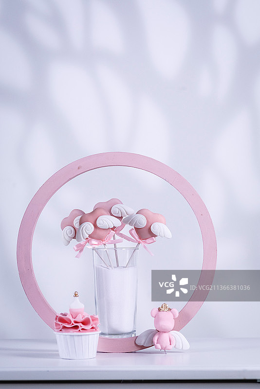 牛奶、插牌、天使熊和纸杯蛋糕图片素材