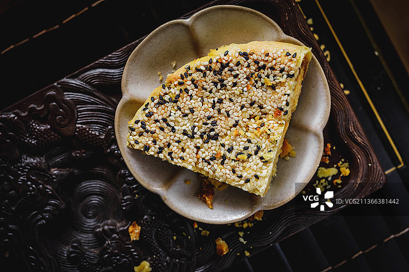 中秋节板栗蛋黄大月饼图片素材