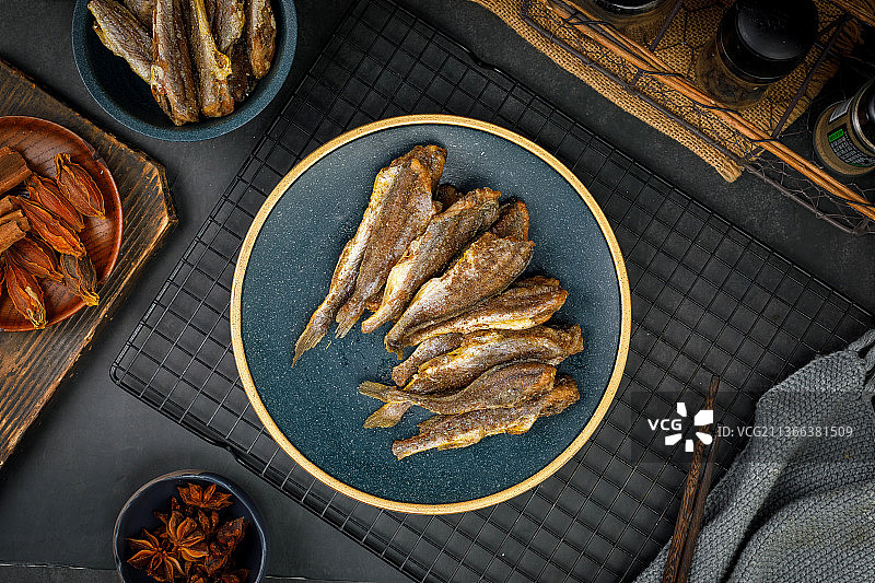 一盘油炸小黄鱼图片素材