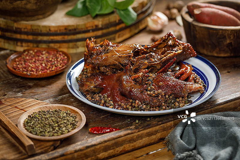 铺满花椒的一整只烧鸭图片素材