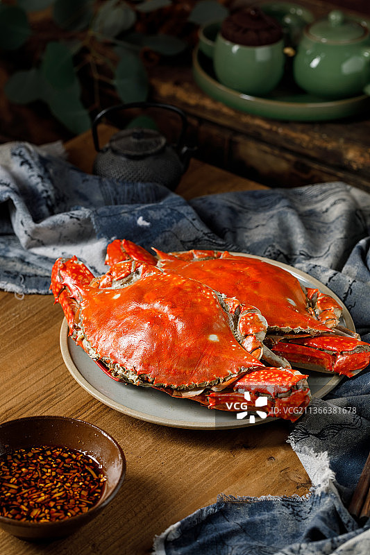 桌上的两只大螃蟹图片素材