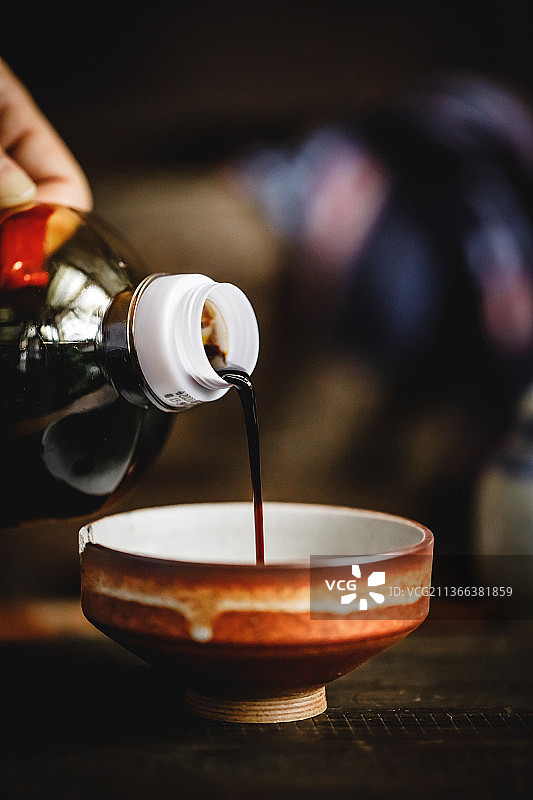 倒入小碗里的醋图片素材