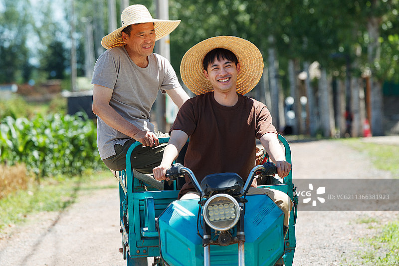 驾驶三轮车的农民图片素材