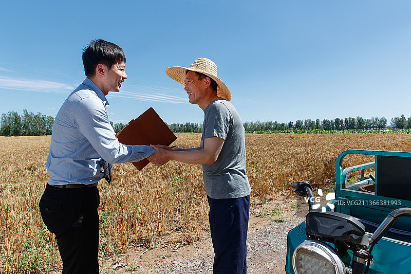 麦田里农民感谢科研人员图片素材