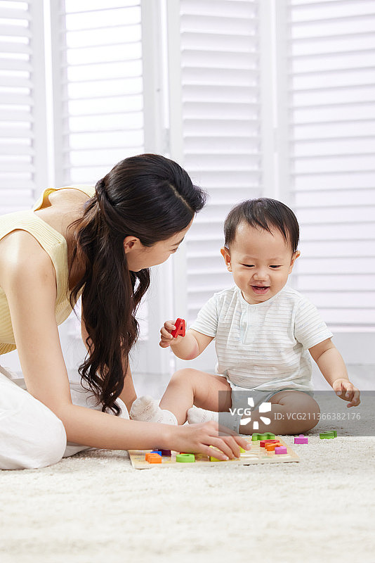 年轻妈妈陪着宝宝玩耍图片素材