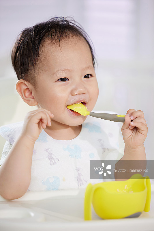 可爱的宝宝自己吃饭图片素材