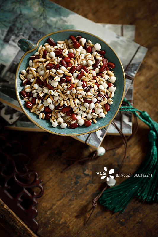 一碗盘装五谷杂粮图片素材