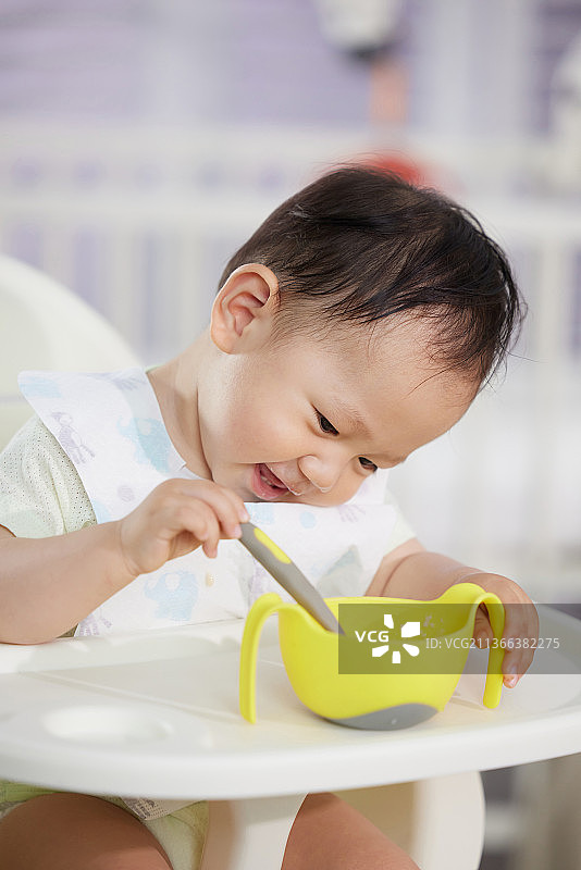 可爱的宝宝自己吃饭图片素材