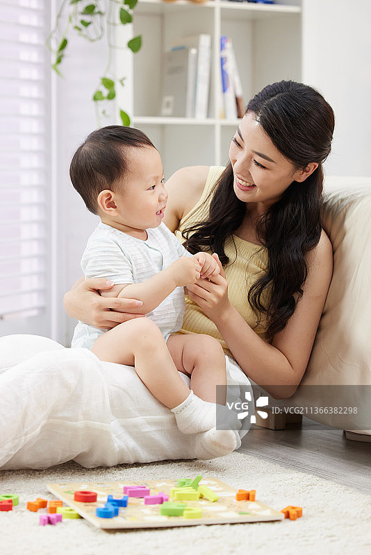 年轻妈妈陪着宝宝玩耍图片素材