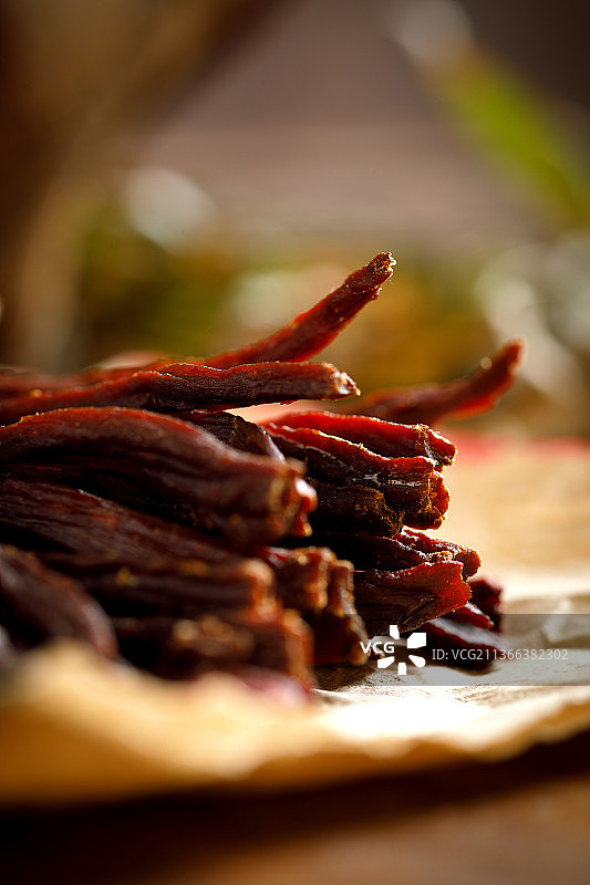 放在纸上的新鲜 美味牛肉干图片素材