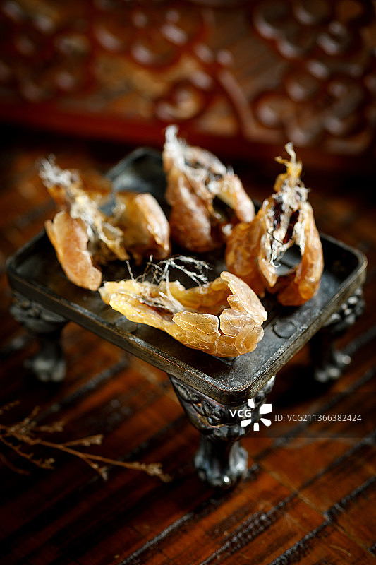 放在托盘中的雪蛤图片素材