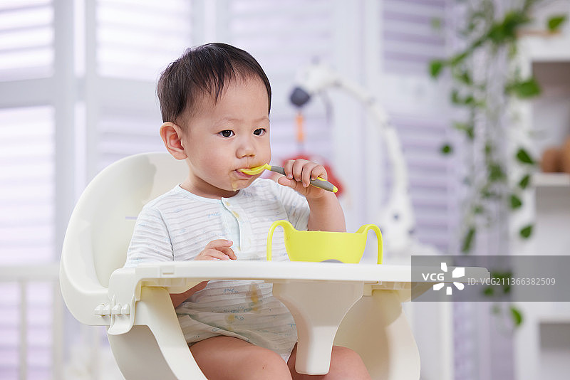 可爱的宝宝自己吃饭图片素材