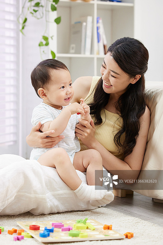 年轻妈妈陪着宝宝玩耍图片素材