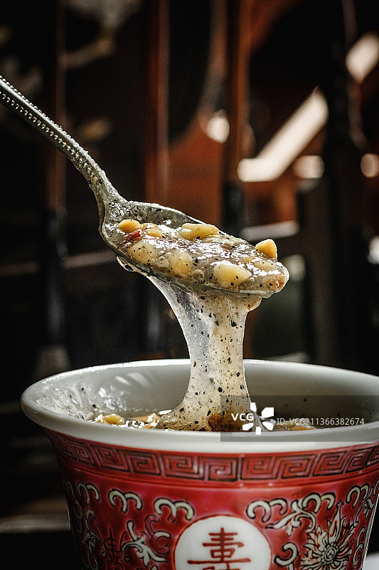 满满一勺的水果坚果藕粉图片素材