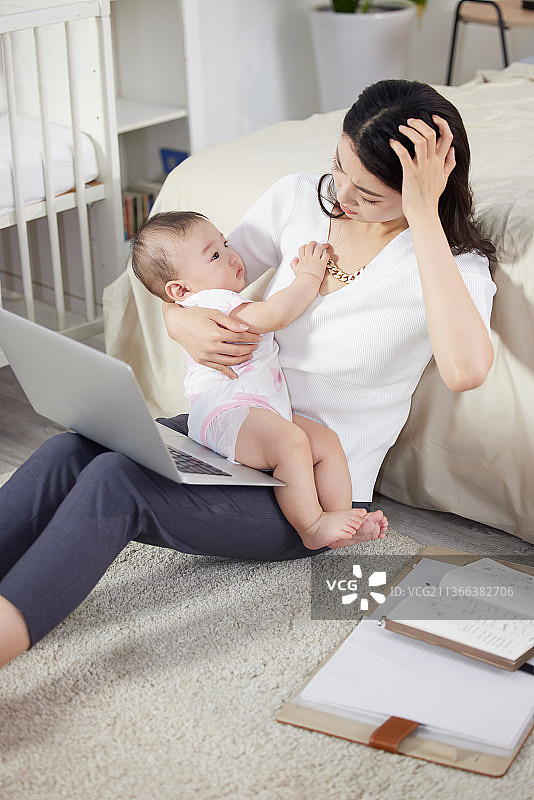 带着宝宝工作的年轻妈妈图片素材