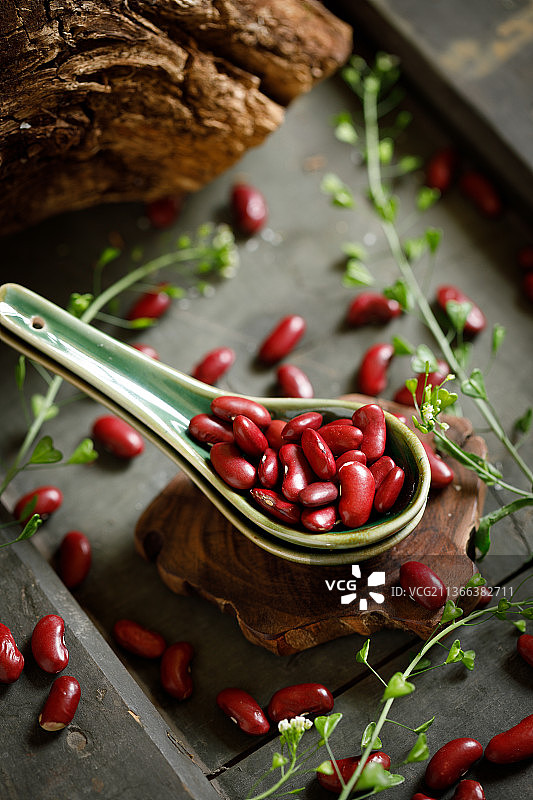 勺子里的红腰豆图片素材