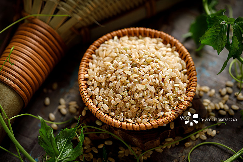 一小篮的新鲜糙米图片素材