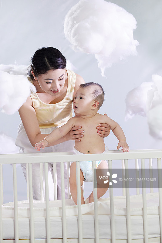 年轻妈妈和宝宝玩耍图片素材