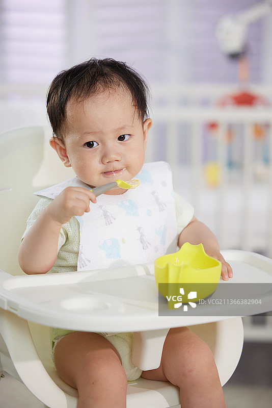 可爱的宝宝自己吃饭图片素材