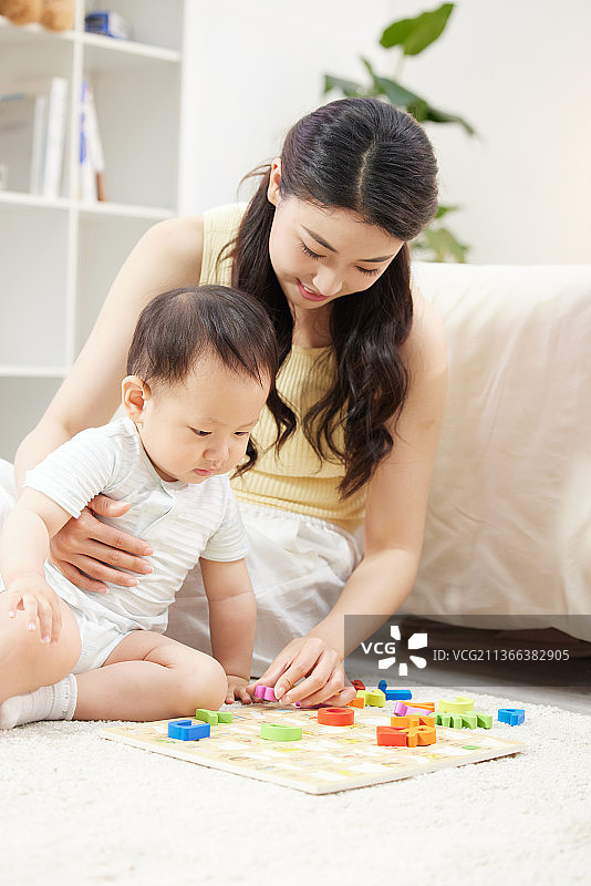 年轻妈妈陪着宝宝玩耍图片素材