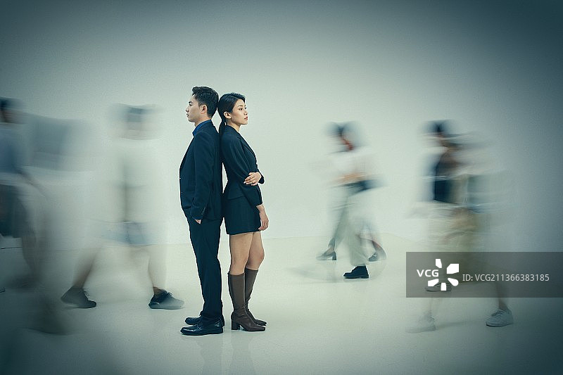 商务男女站在人群中图片素材