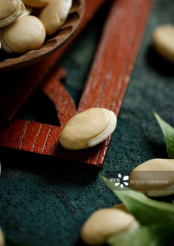 散落的白扁豆图片素材