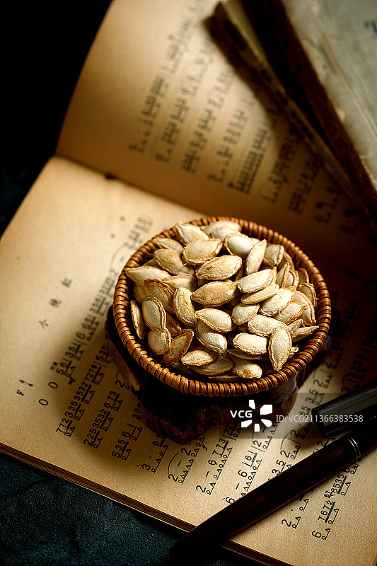 书本上的南瓜子图片素材