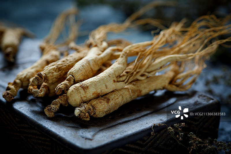 放在铁板上的人参图片素材