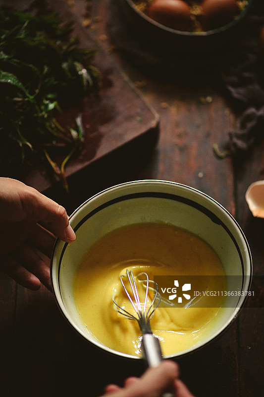 一个人在搅拌鸡蛋图片素材