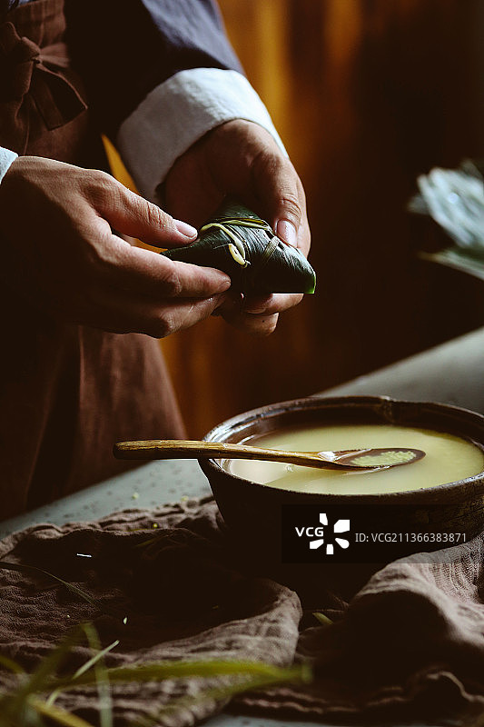 精心制作粽子的过程图片素材