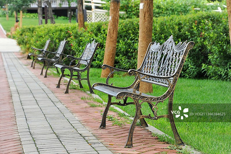 公园里的空长凳图片素材