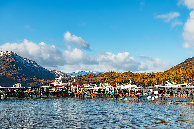 新疆阿勒泰地区布尔津喀纳斯景区喀纳斯湖游艇码头秋季户外风光图片素材