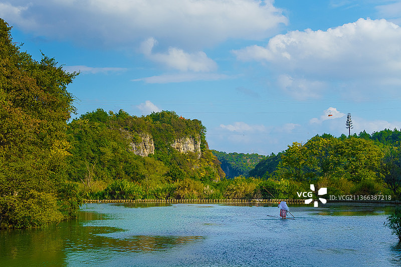 中国贵州贵阳天河潭高空滑索和撑船古风人物图片素材