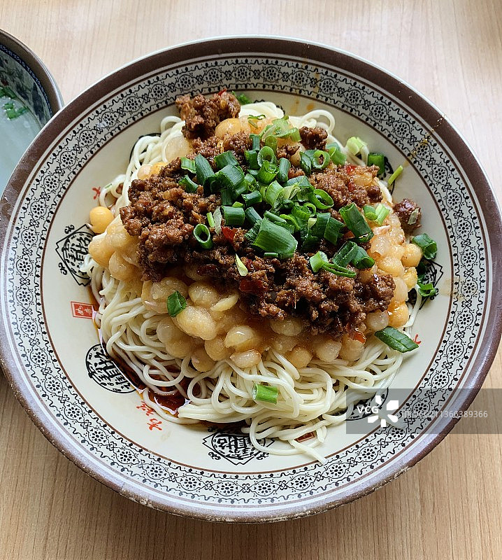 餐桌上盘子里的食物的高角度视图图片素材