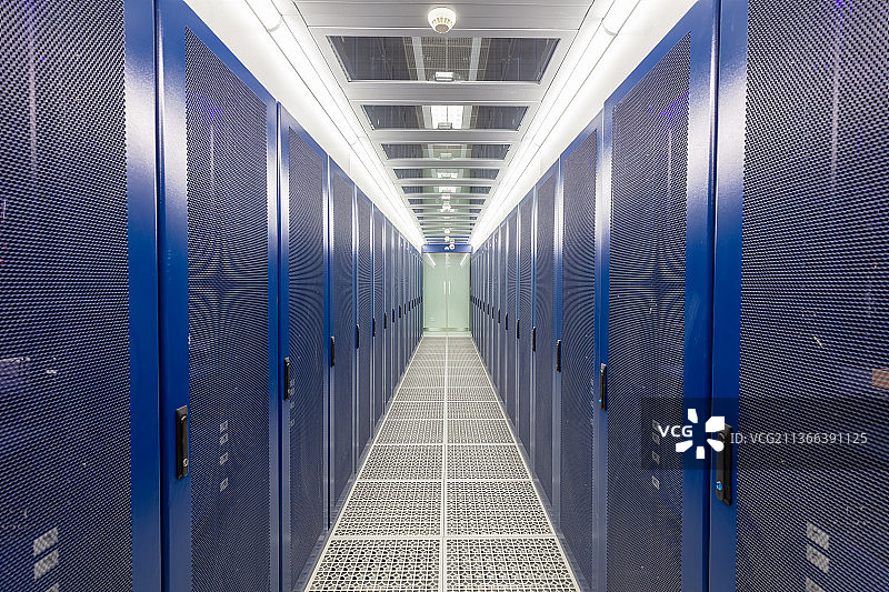互联网数据中心蓝色冷通道图片素材