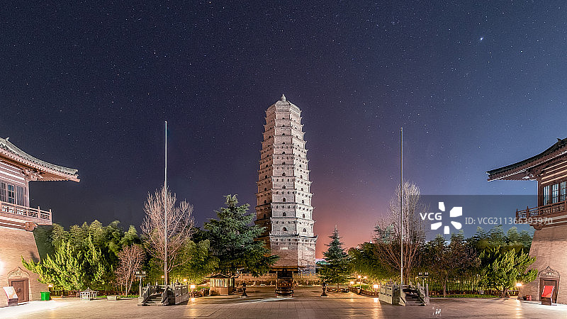 陕西著名景点宝鸡法门寺真身宝塔夜景星空星轨图片素材