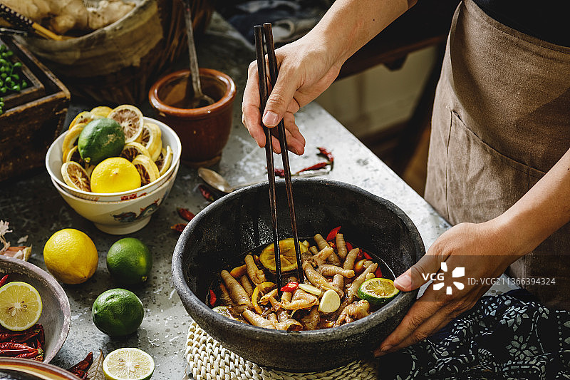 厨房中女人正在搅拌泡椒凤爪图片素材