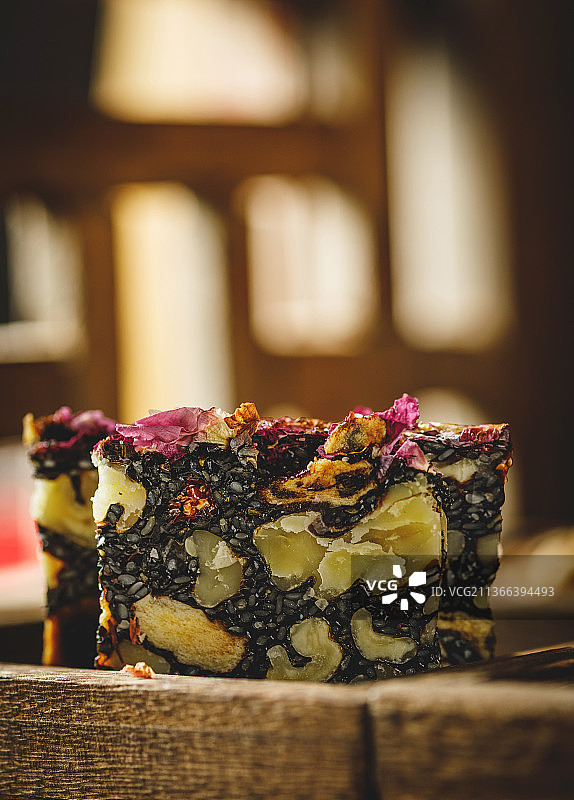 切开的一块玫瑰阿胶糕图片素材